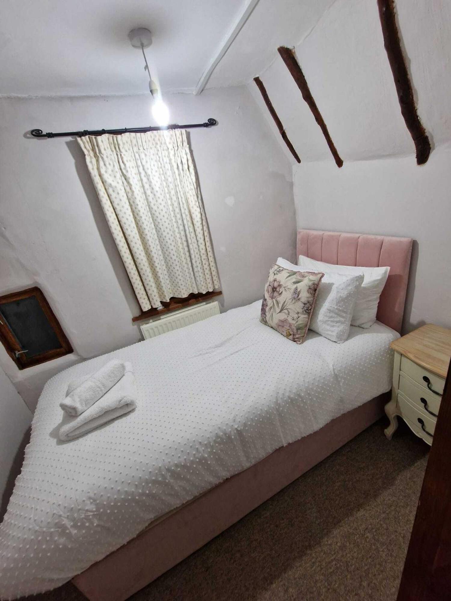 Hundon Two Bedroom Grade Ll Cottage At Az Luxury Stays Honey Horsefield With Wifi And Free Parking מראה חיצוני תמונה